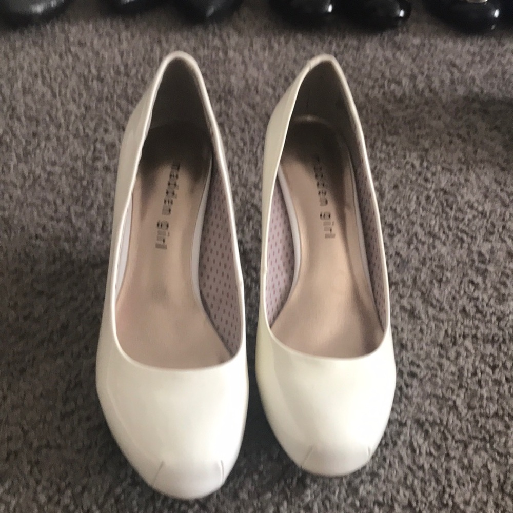 Varieties of dress shoes/sandals - Picture 9 of 16